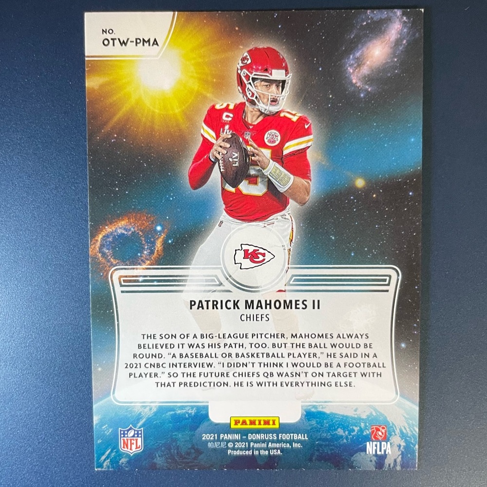 **π΄SOLDπ΄** Patrick Mahomes Out of this World Cosmic 2021 Panini Donruss Chiefs - Picture 2 of 2
